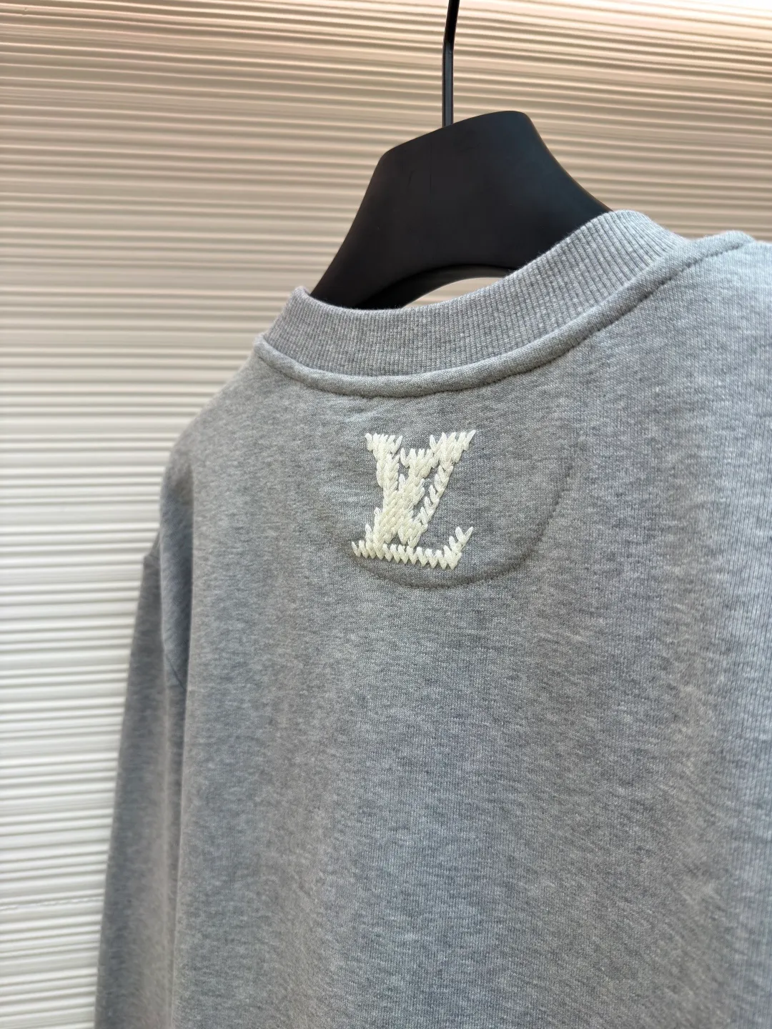 LOUIS VUITTON embroidered hook-and-loop letter sweatshirt ●Authentic product: 11300 purchased and developed ●Item number: 1680685-A85 ●Fabric: pure cotton fabric ●Technology: embroidered hook-and-loop pattern production ●Version: fitted version ●Weight: about 600 grams ●Size: XS-S-M-L ●Description: Made of customized YB native cotton fabric, soft and breathable, comfortable and stylish to wear. The oversized loose fit is combined with the round neck pullover sweatshirt cut to create a classic casual style. The fabric has been specially treated to maintain the skin-friendly properties of cotton and improve the overall crispness. Thick line embroidery is used on the front and back to present the brand logo. The iconic LV monogram is outlined in fine embroidery on the chest, while Marque L.Vuitton Déposée is fully embroidered on the back. The embroidery lines are full and three-dimensional, creating a realistic hand-woven visual effect through unique knitting techniques. Every embroidery detail is strictly controlled to ensure that the stitches are even and fine, and the pattern is clear and delicate. The overall wiring is straight and delicate, the fabric is comfortable and soft, and the color is consistent without color difference. It can be matched with the same style to create a fashionable look and control various occasions. Customized accessories, complete with three standards, same style for men and women!